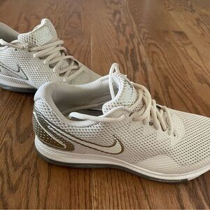 Nike Women's Beige and Metallic Athletic Shoes